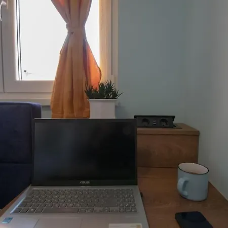 Yellow Sky * Spacious With Free Parking *