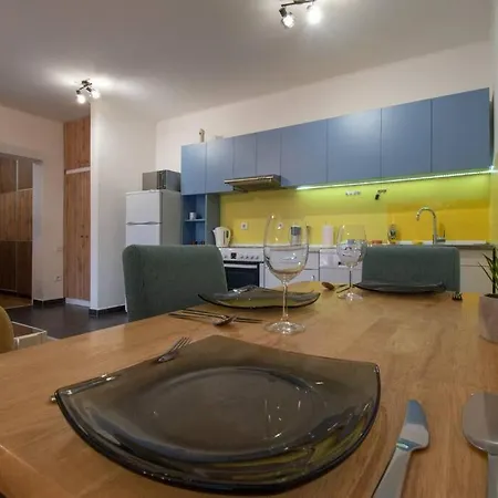 Yellow Sky * Spacious With Free Parking * Novi Sad