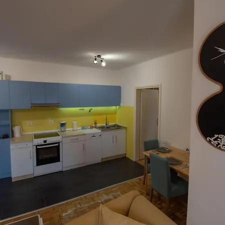 Yellow Sky * Spacious With Free Parking *