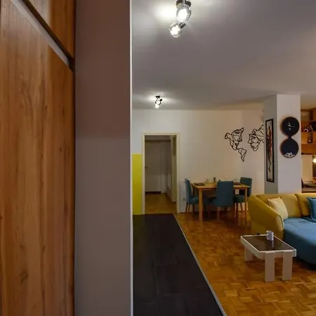 Yellow Sky * Spacious With Free Parking *