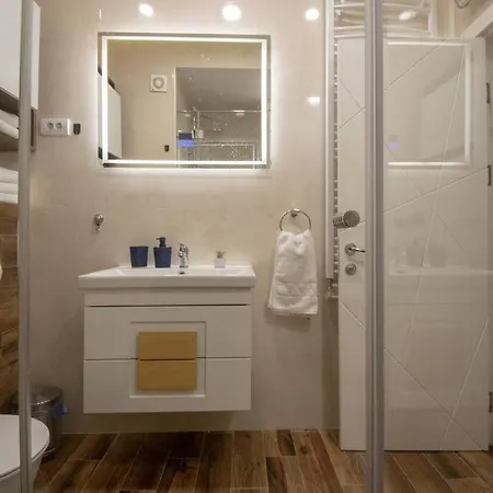 Yellow Sky * Spacious With Free Parking