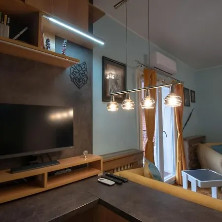 Yellow Sky * Spacious With Free Parking